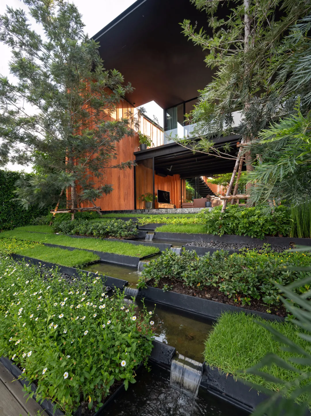 庭院设计:斜坡式庭院设计我真的被这波错层的流水景观迷住了 - 梵意